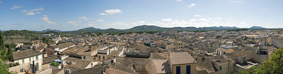 Fototapeta na wymiar Panoramaansicht des mallorquinischen Ortes Artà