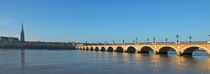 Fototapeta na wymiar Pont de Pierre à Bordeaux