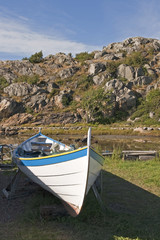 Fototapeta na wymiar Fischerboot in felsiger Landschaft