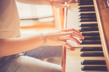 Fototapeta premium Junges Mädchen spielt leidenschaftlich auf Klavier, Ausschnitt der Hände