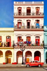 Fototapeten Altes Auto und bunte Gebäude in der Innenstadt von Havanna © kmiragaya
