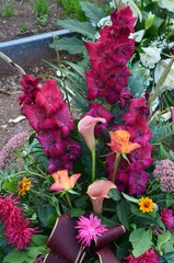 Blumengebinde der Trauer zur Beerdigung auf einem frischen Grab