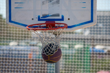 Palla da basket nel canestro