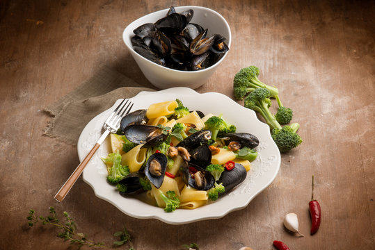 pasta with broccoli and mussel