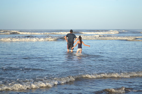 Padre e hija en el Mar
