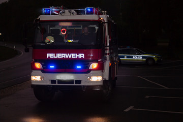 Feuerwehr und Polizei Einsatzfahrzeuge im Einsatz in der Dunkelheit