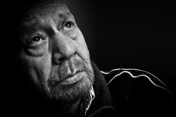 Ritratto fotografico maschile, tristezza, solitudine.