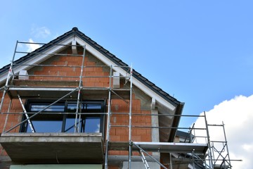 Hausbau - Baustelle mit Gerüst