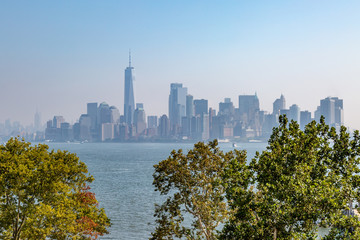 Obraz premium Patrząc na dolną panoramę Manhattanu z Liberty Island