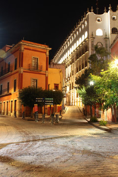 La bella ciudad de Guanajuato por la madrugada calle tenaza donde sobresale la universidad