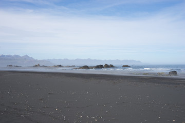 Halbinsel - schwarzer Sandstrand bei Dj&uacute;pivogur / Ostfjorde - Island
