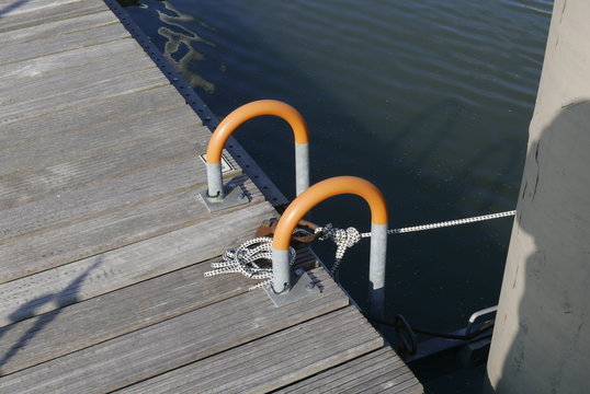 Badeleiter an einem Steg