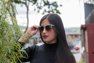 Mujer latina con gafas en Ecuador - obrazy, fototapety, plakaty