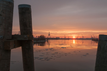 Stimmungsvoller Sonnenuntergang im Hamburger Hafen.