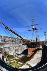 Segelboot im Trockendock
