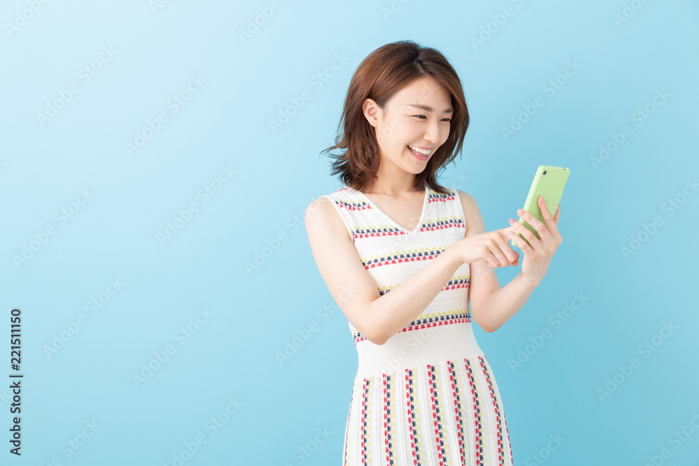 Poster スマホを見る女性