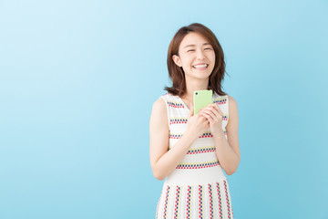 スマホを見る女性