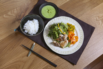 グリルチキン　そら豆スープ