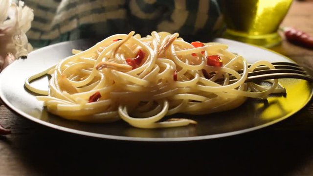 Silvana Comugnero Spaghetti aglio olio e peperoncino Cucina italiana Italian cuisine Pasta アーリオ・オリオ・ペペロンチーノ  ft81090146 uoglie video معكرونة الثوم بالزيت movie 스파게티 알리오 올리오 