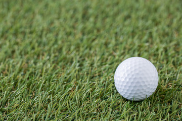 ゴルフボールと芝生