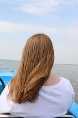 Fototapeta na wymiar Mädchen bei Bootsfahrt