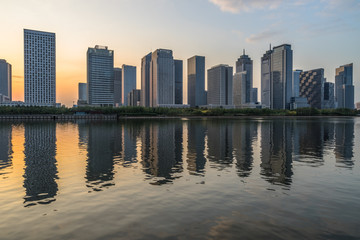 Fototapeta premium miejska panorama i nowoczesne budynki o zmierzchu, pejzaż Chin.