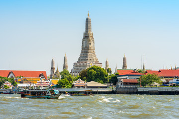 Naklejka premium Główną atrakcją turystyczną i buddyjską świątynią Wat Arun w Bangkoku