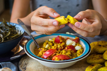 Bulgur grain porridge with tomatoes and corn bread