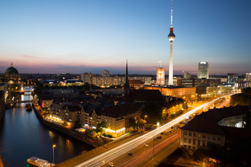 Fototapeta premium widok z lotu ptaka na panoramę Berlina z Katedrą Berlińską i Szprewą o zachodzie słońca