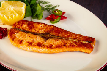 Grilled salmon with lemon
