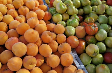 Pèches et tomates