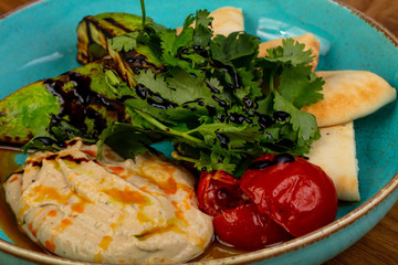 Grilled avocado with rucola