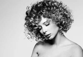 Foto auf Acrylglas Friseur Schönheitsporträt der jungen Frau mit geschlossenen Augen. Schöne Frisur mit lockigem Haar. Professionelles Make-up, zarte, saubere Haut