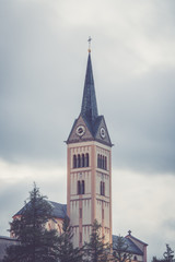 Fototapeta na wymiar Kirchturm der Radstädter Kirche, Abend und Wolken