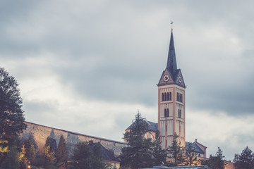 Kirchturm der Radstädter Kirche, Abend und Wolken