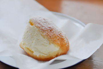 bun or donut or doughnut