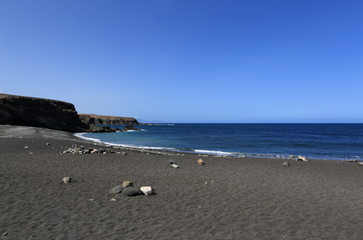 Plage sauvage de lave et sable noir, de l'île de Fuerteventura