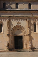 Chorwacja, Szybenik - renesansowa Katedra św. Jakuba z XVI wieku, bogato rzeźbione wejście boczne. - obrazy, fototapety, plakaty