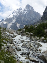 Cima di una montagna con un ruscello che scorre nell'alto Caucaso in Georgia.