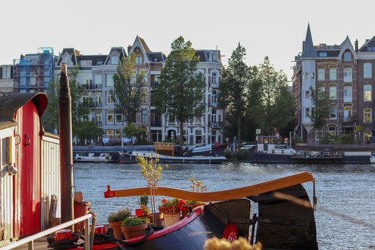 Woonboot in Amsterdam aan de Amstel