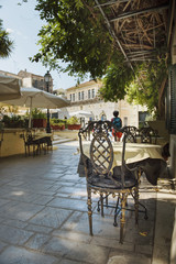 Cafe in Korfu City mit elegatem Stuhl