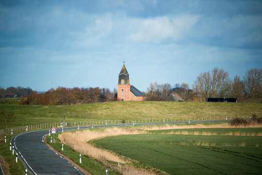 Kirche hinterm Deich