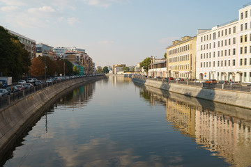 Obraz premium The Moscow embankment at the sunny morning