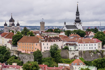 Obraz premium The cathedrals of Toompea and Aleksander Nevski seen from the top of the St. Olav's Church bell tower, Tallinn, Estonia