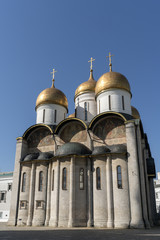 Fototapeta na wymiar Успенский собор Московского кремля на Соборной площади.