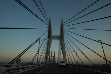 夕暮れ時の瀬戸大橋　車中からの撮影(櫃石島橋)