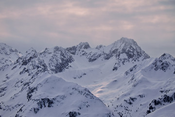 Bergkette bei Abendstimmung in den österreichischen Alpen