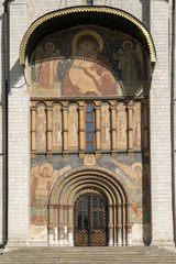 Главный вход в Успенский собор Московского кремля.