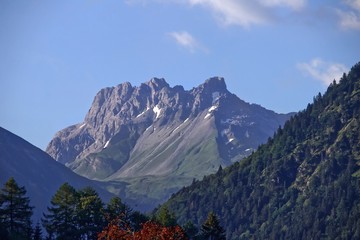 Blick auf den Kratzer w&auml;hrend des Sonnenaufgangs am Morgen