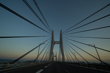 Fototapeta na wymiar 夕暮れ時の瀬戸大橋　車中からの撮影(岩黒島橋)